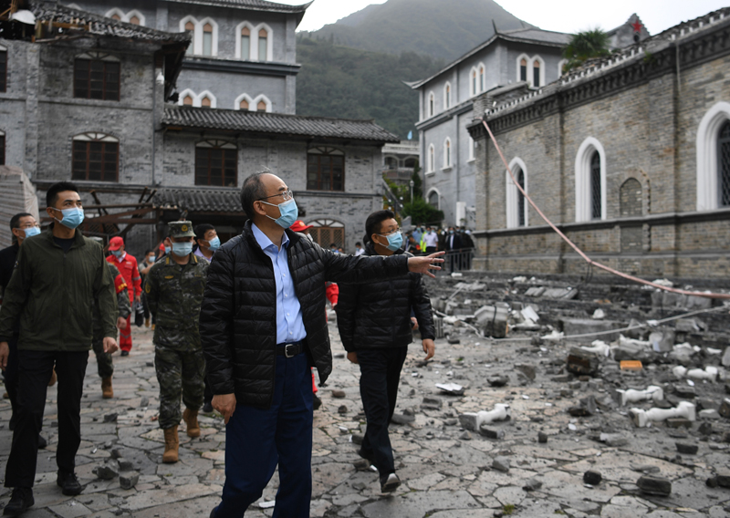 黄强在甘孜州泸定县指导抗震救灾工作并主持召开省市（州）县前线联合指挥部会议时强调坚决贯彻落实习近平总书记重要指示精神全力救援受灾群众最大限度减少人员伤亡「相关图片」